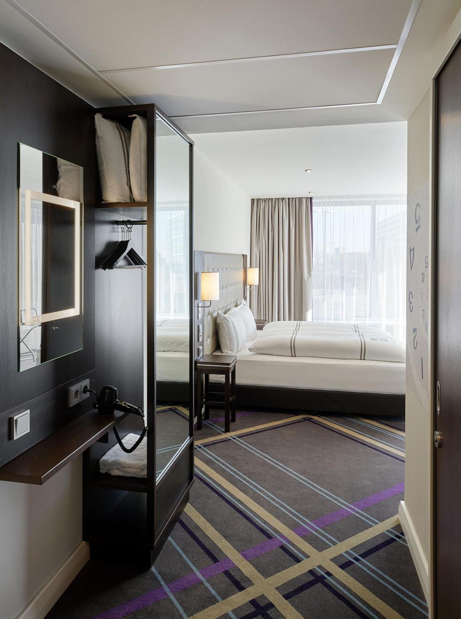 Premier Inn Hamburg City Zentrum Exterior photo